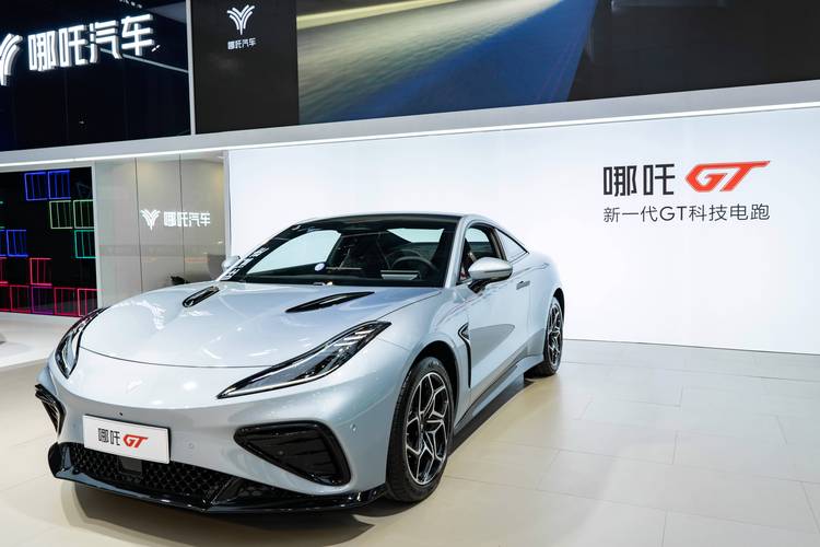 广州40哪吒汽车在智能汽车领域的表现，领途汽车在新能源汽车市场中的影响力